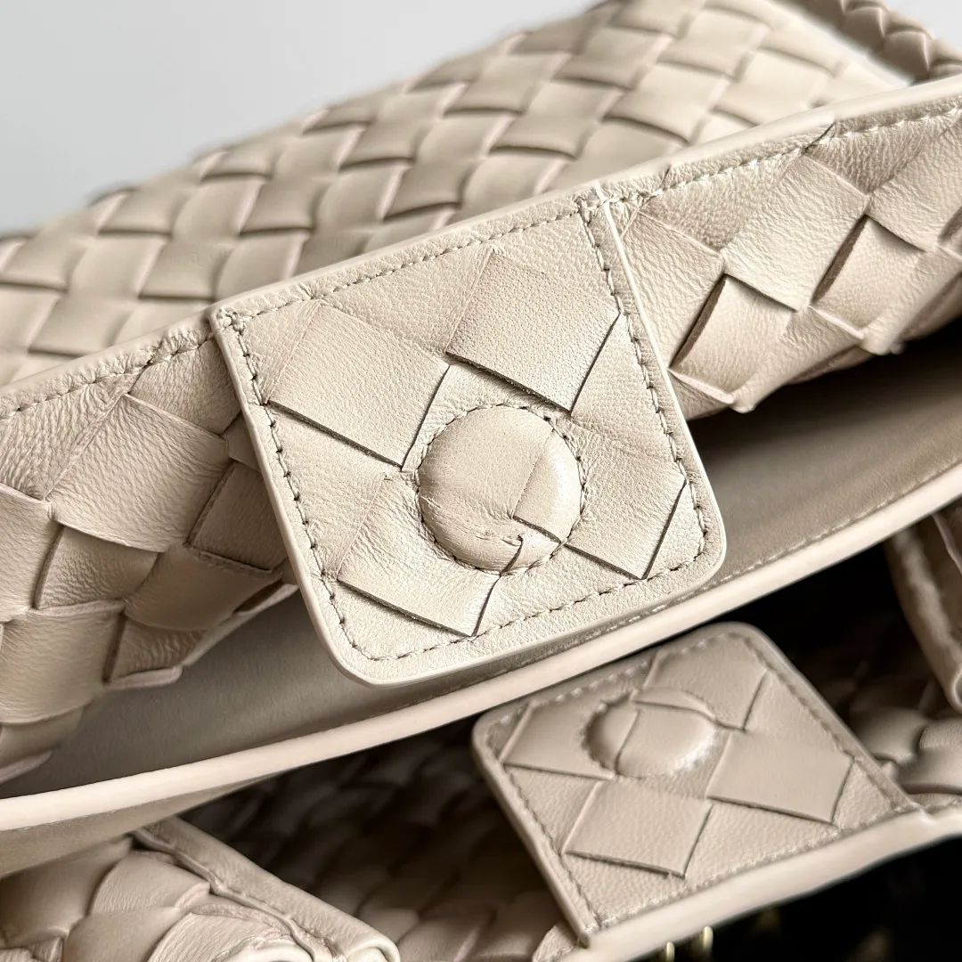 The 2023 new Andiamo batch of 1860 BV has been shipped‼ ️Really popular🔥The new Andiamo woven handbag launched by Bottega Veneta this season is really popular all over the world! ! Celebrities at home and abroad have worn it, and Oscar-winning actress Michelle Yeoh has taken it out on the street. Song Jia, Trai Yara, Yu Feihong, Sanji Ayaka, Rosie Hunting-Whiteley, Yoshioka Riho, etc. have all picked up this bag. It is classic and versatile, showing off its temperament, and the bag capacity is also large, which is very convenient for daily commuting! ! A variety of carrying methods, the shoulder straps can be adjusted by yourself, the original lambskin feels soft and delicate, and the unisex style breaks gender boundaries and brings a more practical and longer-lasting use experience. Andiamo, which has both elegant and casual styles, perfectly interprets the true appearance of "fashionable old money style". Style number: 743568 Size: 25*22*10.5cm